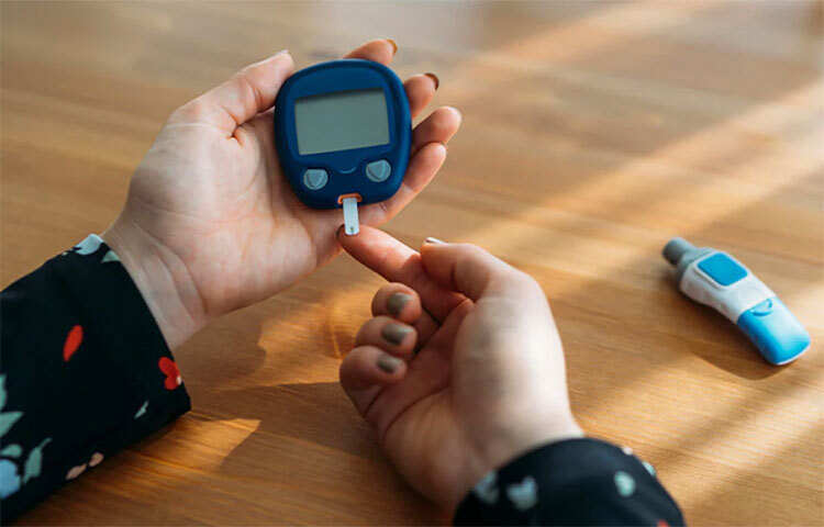 ঘন ঘন প্রস্রাব ও তেষ্টা পাওয়া, ক্লান্তি, দুর্বলতা, মাথা ঘোরা, ক্ষত না সারা, ওজন কমে যাওয়া, ইমিউনিটি কমে যাওয়া, চামড়া শুষ্ক হয়ে যাওয়া, দৃষ্টিশক্তি ঝাপসা হওয়া যাওয়ার মতো কিছু প্রাথমিক লক্ষণ জানান দেয় ডায়াবেটিসের। এগুলো ছাড়াও, ডায়াবেটিসের কিছু লক্ষণ ফুটে ওঠে পায়ে। ছবি: সংগৃহীত