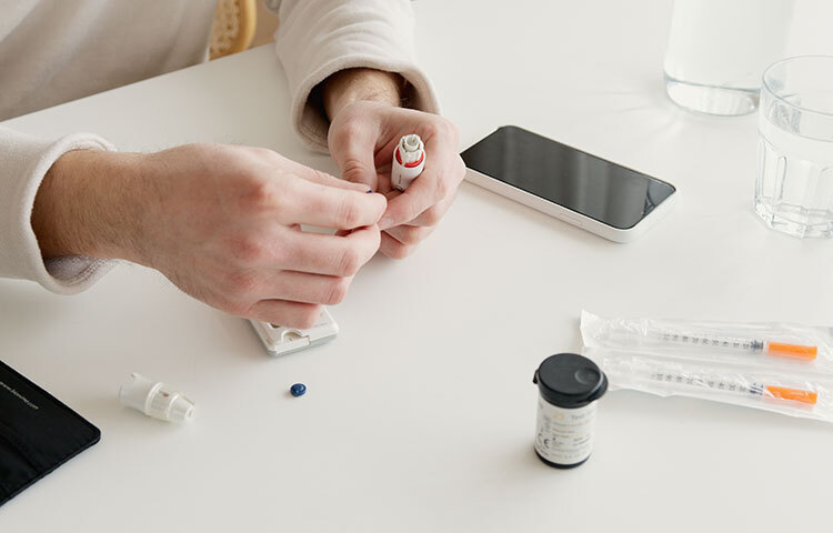 টাইপ ২ ডায়াবেটিস, আপনি যদি টাইপ ২ ডায়াবেটিস পরিচালনার জন্য ইনসুলিন গ্রহণ করেন, তাহলে আপনার চিকিৎসক আপনার ব্যবহার করা ইনসুলিনের ধরণ এবং পরিমাণের উপর নির্ভর করে দিনে কয়েকবার রক্তে শর্করার পরীক্ষার সুপারিশ করতে পারেন। আপনি যদি একাধিক দৈনিক ইনজেকশন গ্রহণ করেন তবে সাধারণত খাবারের আগে এবং শোবার সময় পরীক্ষা করার পরামর্শ দেওয়া হয়। আপনি যদি টাইপ ২ ডায়াবেটিস ওষুধের মাধ্যমে বা শুধুমাত্র খাদ্য এবং ব্যায়ামের মাধ্যমে নিয়ন্ত্রণ করেন, তাহলে দৈনিক রক্তে শর্করার পরীক্ষার প্রয়োজন হবে না। ছবি: সংগৃহীত