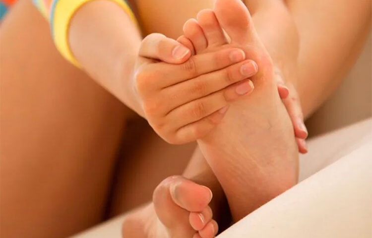 অনেকে সময় পায়ের পাতা ভারি হয়ে যায়, পা ফেলতে সমস্যা হয়, পায়ের ত্বক শুষ্ক হয়ে যায়, ত্বক ফাটা, গোড়ালি ফাটা, আঙুলের মাঝখানে চামড়া ফাটা, চামড়া ওঠা দেখা দেয়। ত্বকের রঙেরও পরিবর্তন হয়। গোড়ালি বা পায়ে ফোলাভাব দেখা দেয়। ছবি: সংগৃহীত