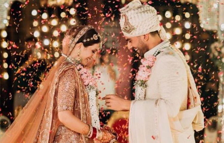 সাতপাকে বাঁধা পড়লেন ক্রিকেটোর দিপক চাহার। গত বুধবার দীর্ঘদিনের গার্লফ্রেন্ড জয়া ভরদ্বাজকে বিয়ে করলেন দিপক। আগ্রায় একেবারে গ্র্যান্ড সেরেমনিতেই জীবনের দ্বিতীয় ইনিংস শুরু করলেন দিপক। সোশ্যাল মিডিয়ায় দিপক-জয়ার ছবি ভাইরাল হয়েছে। ছবি: সংগৃহীত