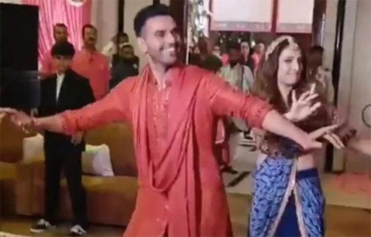 মনের মানুষকে বিয়ে করার অনুভূতিই আলাদা। এই খুশিতেই নেচে উঠলেন দিপক। ছবি: সংগৃহীত