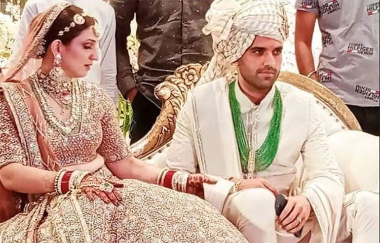 ফটো সেশনে দিপক-জয়া। জীবনের এই মুহূতটি সারাজীবন তাদের স্মৃতি হয়ে থাকবে। ছবি: সংগৃহীত