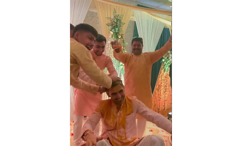 মেহেদি অনুষ্ঠানে দিপকের হাসি ছিল দেখার মতো। ছবি: সংগৃহীত