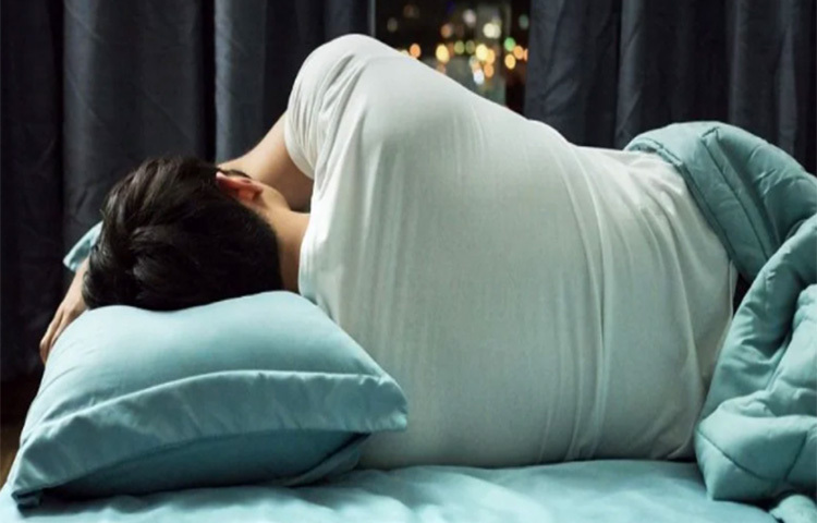 রাতে অবশ্যই ৮ ঘণ্টা ঘুমাবেন। পারলে প্রতিদিন একই সময়ে ঘুমোতে যান। এতে ঘুম ভালো হবে। ঘুম কম হলে কিন্তু কোনো কিছু দিয়েই তা পোষানো যায় না। ছবি: সংগৃহীত