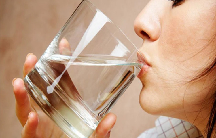 নিয়মিত পর্যাপ্ত পানি পান করুন। এতে মস্তিষ্কে অক্সিজেন পৌঁছবে পর্যাপ্ত। মস্তিষ্কে অক্সিজেনের ঘাটতি হলে অবসাদ হয়। ছবি: সংগৃহীত