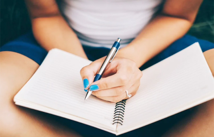 অনেক সময়ই আমাদের মধ্যে রাগ, দুঃখ, অভিমান জমতে থাকে যা আমরা কাউকে বলতে পারি না। ভুলতেই পারি না। এ সব জমতে জমতে এক সময় অবসাদ চেপে ধরে আমাদের। লেখা অভ্যাস করুন। নিয়মিত ডায়রিতে না বলা অনুভূতি লিখে রাখুন, তাতেও অবসাদ কমবে। ছবি: সংগৃহীত