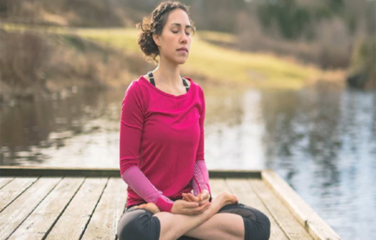 প্রতিদিন কিছুটা সময় নিজের সঙ্গে কাটান। একা বসে ধ্যান করুন বা ডিপ ব্রিদিং করুন। এতে মনসংযোগ বাড়বে, মন শান্ত হবে, অবসাদ কাটবে। ছবি: সংগৃহীত