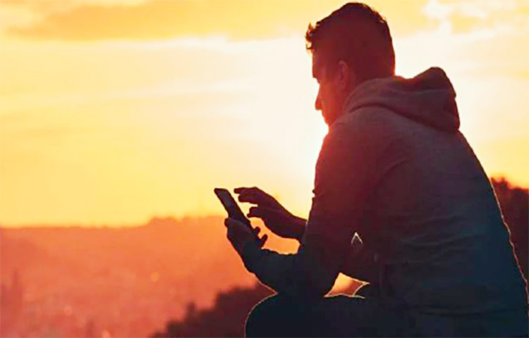 একাকিত্ব থেকে অবসাদ বাড়ে। সব কিছু নিজের মধ্যে চেপে না রেখে কারো সঙ্গে শেয়ার করুন। লোকজনের সঙ্গে মিশলে, বন্ধুত্ব করলে অবসাদ থেকে মুক্তি পাবেন। ছবি: সংগৃহীত