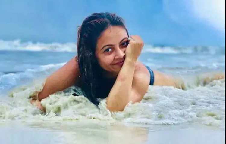 সমুদ্র জলের সাথে দেবলিনার মিতালী। তিনি বিগ বস ১৩-এ হাজির হয়েছেন টেলিভিশনের জনপ্রিয় অভিনেত্রী দেবলিনা ভট্টাচার্য।