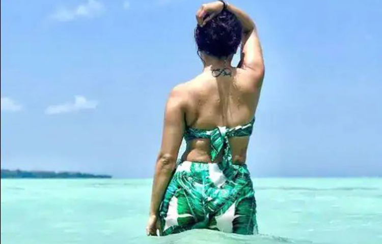 এ যেন দেবলিনার সমুদ্রযাত্রা। বসের ঘরে হাজির হওয়ার আগে থেকেই গোপী বহু হিসেবে জনপ্রিয় হয়ে ওঠেন দেবলিনা ভট্টাচার্য।