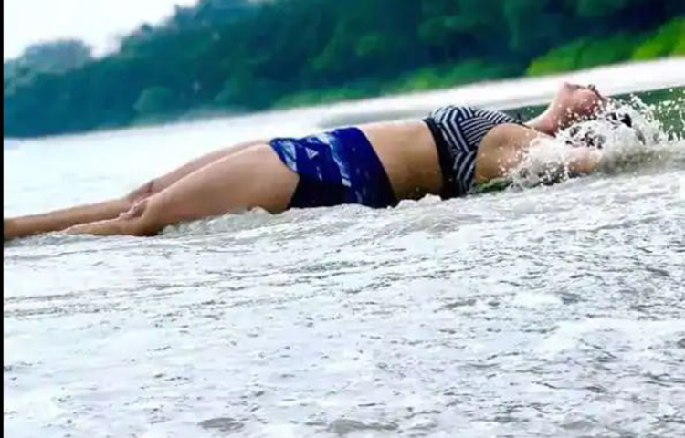 বিগ বসের ঘরে থাকাকালীন আলোচনার কেন্দ্রে উঠে আসা দেবলিনার এই ছবগুলো দেখেছেন, যেখানে সমুদ্র সৈকতে হট ফটোশুট করতে দেখা যায় অভিনেত্রীকে।