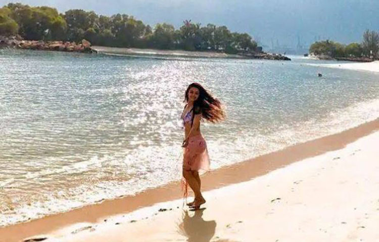 দেবলিনার এই ছবি দেখে উচ্ছ্বসিত হয়ে ওঠেন তার ভক্তরা।