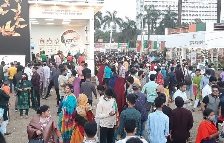 আজ অমর একুশে বইমেলার শেষ শুক্রবার হওয়ায় পাঠক ও দর্শনার্থীদের ভিড় লক্ষ্য করা গেছে। ছবি: মাহবুব আলম