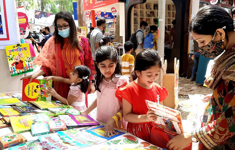 অভিভাবকদের সঙ্গে বইমেলায় এসে আনন্দের সঙ্গে শিশুরা প্রিয় বই সংগ্রহ করছে। ছবি: মাহবুব আলম