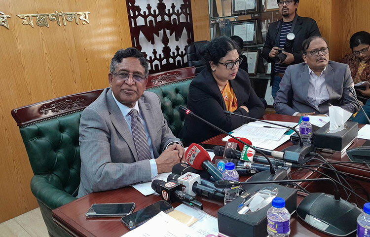 সেন্টার ফর পলিসি ডায়ালগ (সিপিডি) একটি রাজনৈতিক শক্তিকে ক্ষমতায় আনতে চাচ্ছে জানিয়ে কৃষিমন্ত্রী ও আওয়ামী লীগের প্রেসিডিয়াম সদস্য ড. মো. আব্দুর রাজ্জাক বলেন, ‘এর মূল্য এদেশে সিপিডিকে দিতে হবে।’ আজ সচিবালয়ে কৃষিপণ্য ও আলু রপ্তানির অগ্রগতিবিষয়ক সভার শুরুতে সাংবাদিকদের প্রশ্নের জবাবে মন্ত্রী এ কথা জানান। ছবি: জাগো নিউজ