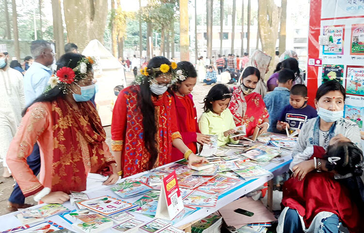 শিশুদের বইয়ের একটি স্টলে অভিভাবকরা শিশুদের জন্য পছন্দের বই দেখছেন। ছবি: মাহবুব আলম