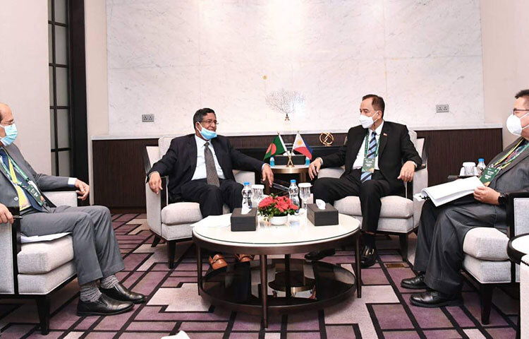 বাংলাদেশে উন্নত মানের রপ্তানিযোগ্য আনারসের জাত এমডি-২, জি-নাইন কলা, ডেলমন চা এবং মাকাপুনো নারকেল উৎপাদনে সহযোগিতা করবে ফিলিপাইন। এ বিষয়ে শিগগির বাংলাদেশ ও ফিলিপাইনের মধ্যে সমঝোতা স্মারক সই হবে। আজ ঢাকায় হোটেল ইন্টারকন্টিনেন্টালে খাদ্য ও কৃষি সংস্থার (এফএও) ৩৬তম এশিয়া-প্যাসিফিক আঞ্চলিক সম্মেলনের সমাপনী দিনে এ তথ্য জানানো হয়। ছবি: সংগৃহীত