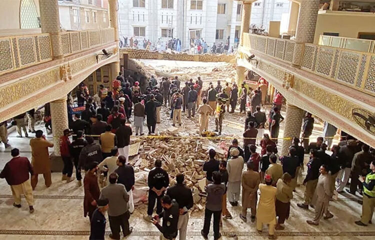 পাকিস্তানের উত্তর-পশ্চিমাঞ্চলীয় শহর পেশওয়ারে মসজিদে আত্মঘাতী বিস্ফোরণে নিহতের সংখ্যা বেড়ে দাঁড়িয়েছে ২৫ জনে। এ ঘটনায় আহত হয়েছেন আরও অন্তত ১২০ জন। আজ পেশওয়ারের পুলিশ লাইন্স এলাকায় এ ঘটনা ঘটে। ছবি: সংগৃহীত