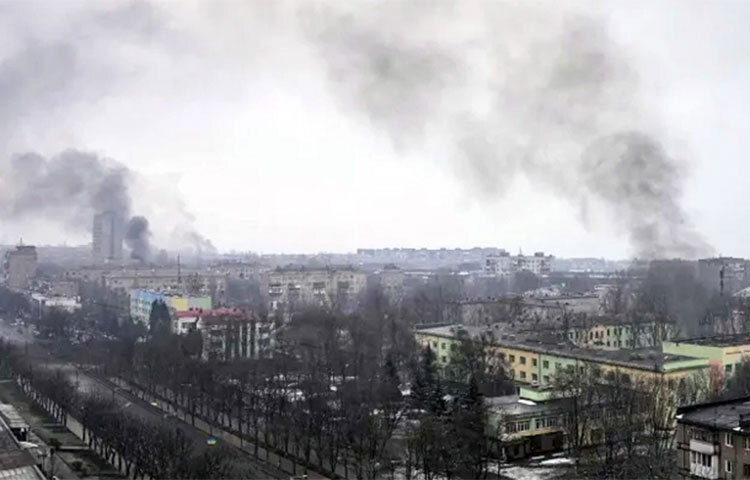 ইউক্রেনে রাশিয়ার সামরিক আগ্রাসন চলছেই। স্যাটেলাইট থেকে তোলা ছবিতে কিয়েভের কাছে রুশ সেনাবহরে থাকা সৈন্যদের দেখা গেছে। কিয়েভের আশেপাশের অঞ্চলে পুনরায় মোতায়েন হয়েছে রুশ বাহিনী। আরও নতুন দুটি শহরে হামলার খবর মিলেছে। ছবি: সংগৃহীত