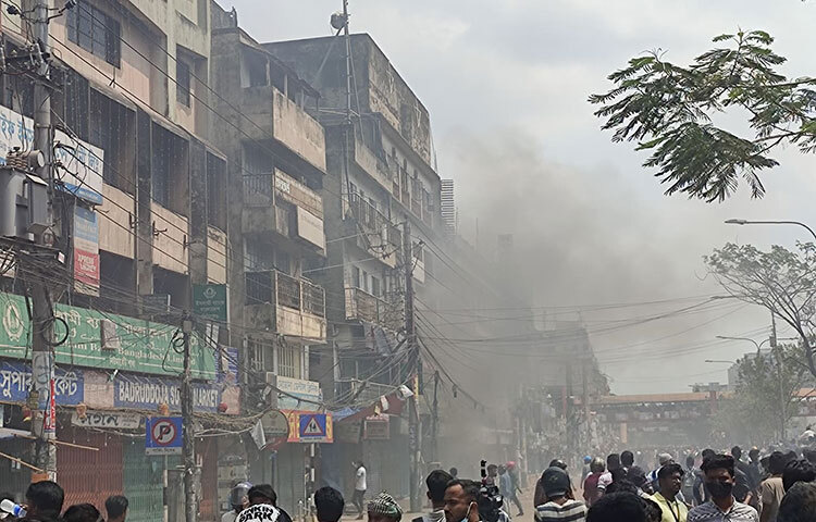 এ সময় একটি পেট্রল বোমা চন্দ্রিমা সুপার মার্কেটের তৃতীয় তলায় বিস্ফোরণের ফলে দোকানে আগুন লেগে যায়। দোকান কর্মীদের আগুন নিয়ন্ত্রণের চেষ্টায় করতে দেখা যায়। তারা পানি, অগ্নি নির্বাপক যন্ত্র নিয়ে আগুন নিয়ন্ত্রণের চেষ্টা করে। ছবি: বিপ্লব দিক্ষিৎ