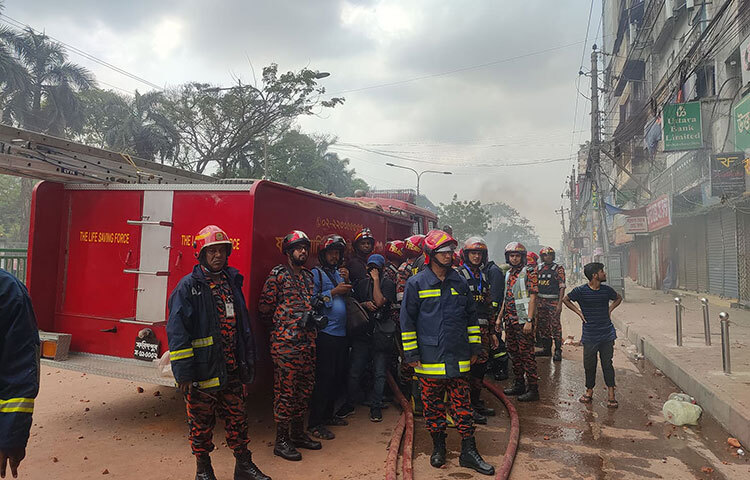 অন্যদিকে চন্দ্রিমা সুপার মার্কেটের ওই আগুন নিয়ন্ত্রণে ফায়ার সার্ভিসের ২ টি ইউনিট কাজ করছে বলে ফায়ার সার্ভিসের ডিউটি অফিসার খালেদা ইয়াসমিন জাগো নিউজকে জানিয়েছেন। ছবি: বিপ্লব দিক্ষিৎ