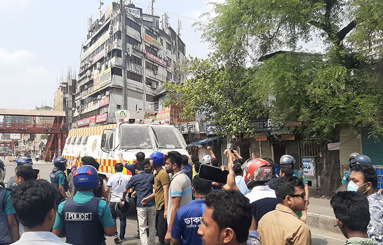 এর আগে সকাল ১০টার পর থেকে নিউমার্কেট এলাকায় ঢাকা কলেজের শিক্ষার্থীদের অবরোধের পর ব্যবসায়ী ও দোকানের কর্মীদের সঙ্গে সংঘর্ষ শুরু হয়। পরিস্থিতি নিয়ন্ত্রণে আনতে কাঁদানে গ্যাস ছোড়ে পুলিশ। কয়েকটি ককটেল বিস্ফোরণের আওয়াজও পাওয়া গেছে। ছবি: বিপ্লব দিক্ষিৎ