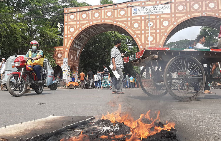 ঢাকা বিশ্ববিদ্যালয়ের নীলক্ষেত এলাকার গেটের সামনে আগুন জ্বালিয়েছেন ছাত্ররা। ছবি: বিপ্লব দিক্ষিৎ