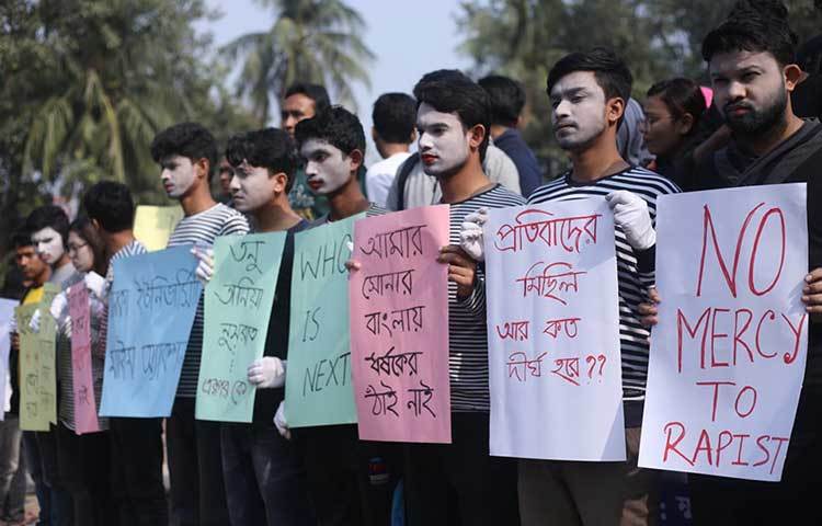 ‘বিবেক এবার ঘোমটা খোলো’সহ বিভিন্ন রকমের লেখা স্লোগানের প্লাকার্ড নিয়ে ধর্ষণের বিচার চাইছে ঢাবি শিক্ষার্থীরা। ছবি: মাহবুব আলম