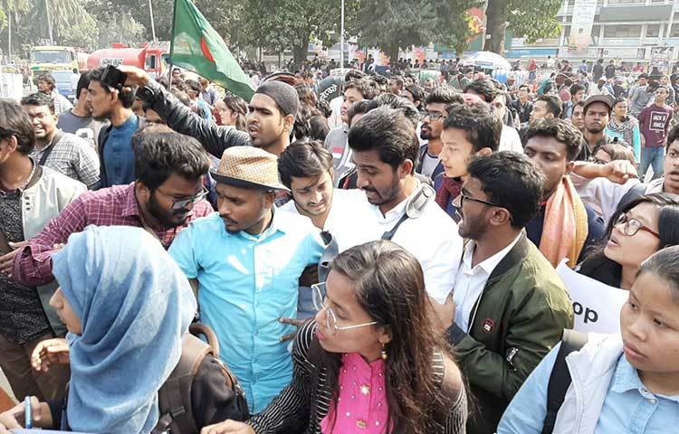 প্রতিবাদ মিছিলে যোগ দিয়েছে ঢাবির ভিপি নুরুল হক নুর। ছবি: মাহবুব আলম