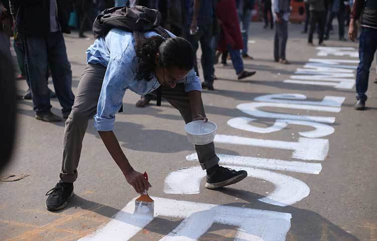চলছে রাস্তায় প্রতিবাদলিপি। ছবি: মাহবুব আলম