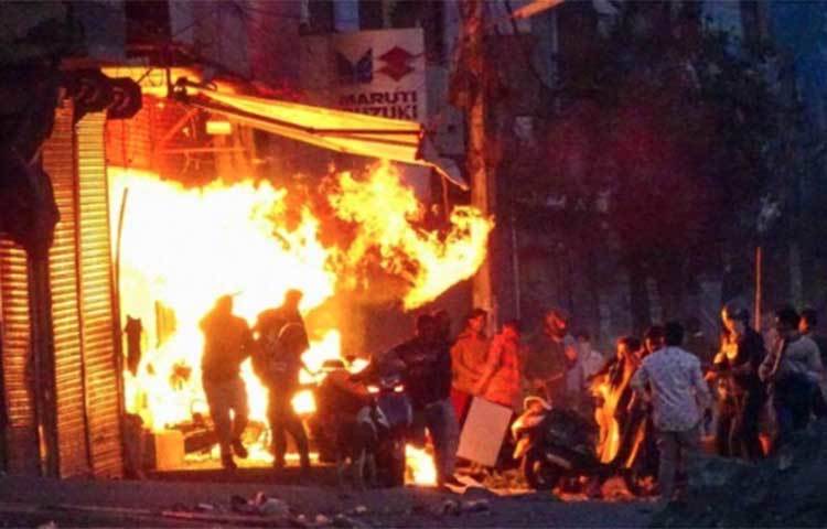 জ্বলছে দিল্লি।