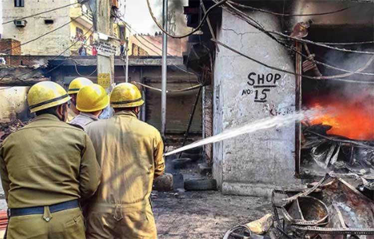 গুলির সাথে অ্যাসিড হামলাও হয়েছে দিল্লিতে।