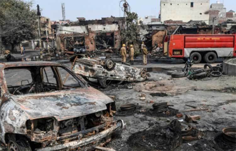 উত্তর-পূর্ব দিল্লির এলাকাগুলোর অনেক বাড়িঘর-দোকানপাটে আগুন জ্বালিয়ে দেয়া হয়েছে।