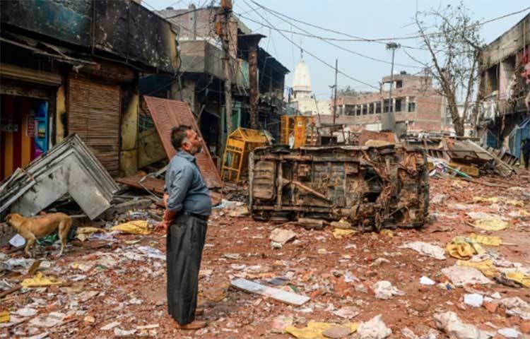 ধর্মীয় নাশকতার এই আগুন থেকে বাদ পড়েনি মসজিদ-মাজারও। পরিস্থিতি আরও খারাপ হওয়ার আশঙ্কায় বাড়িঘর ছাড়ছে আতঙ্কিত মানুষজন।