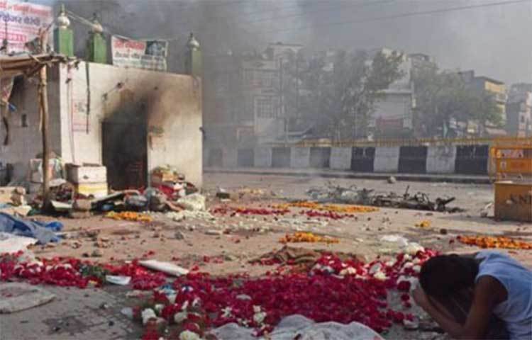 ধর্মীয় সহিংসতায় দিল্লিতে পুড়লো মাজার।