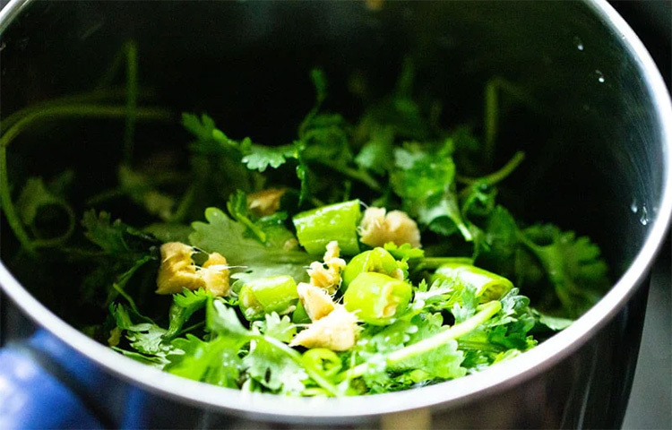 প্রস্রাবে জ্বালা কম করে: প্রস্রাব করার সময় জ্বালা অনুভব করলে ধনেপাতার জল পান করলে স্বস্তি পেতে পারেন। ছবি: সংগৃহীত