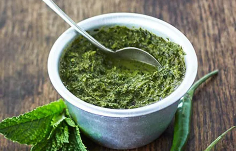 অ্যানিমিয়া থেকে স্বস্তি দেয়: শরীরে রক্তের পরিমাণ বৃদ্ধি করতে সাহায্য করে ধনেপাতা। ধনেপাতায় প্রচুর পরিমাণে আয়রন থাকায় অ্যানিমিয়া দূর করতে সাহায্য করে এটি। এর পাশাপাশি এতে প্রচুর অ্যান্টি অক্সিডেন্ট, মিনারেল, ভিটামিন এ ও সি থাকে। এ কারণে ক্যানসার থেকেও মুক্তি পাওয়া যায়। ছবি: সংগৃহীত