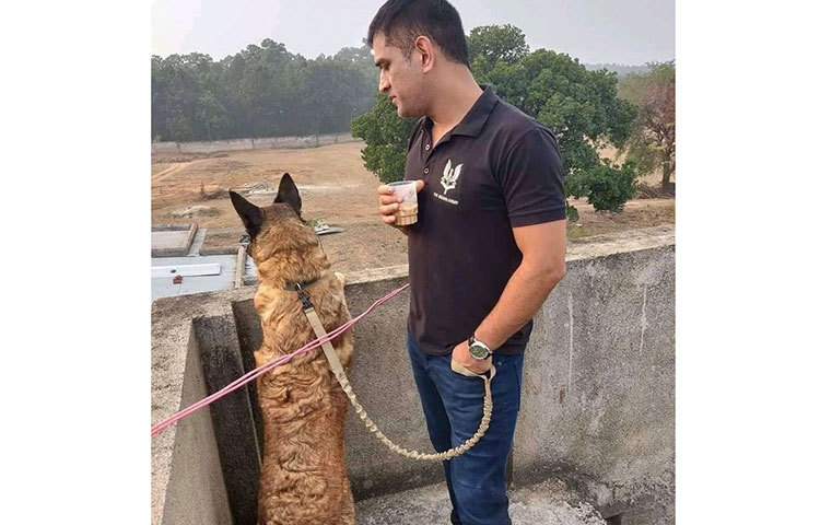 করোনার কারণে দেশজুড়ে চলছে লকডাউন। রাঁচির ফার্মহাউসে সময় কাটাচ্ছেন মহেন্দ্র সিং ধোনি। পোষা কুকুর জার্মান শেফার্ডের সঙ্গে চায়ের গ্লাস হাতে খোশমেজাজে ধোনি।