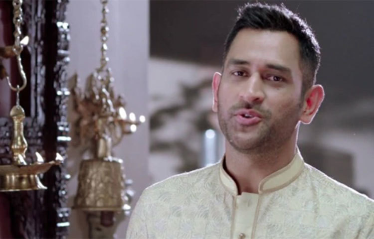 বিজ্ঞাপন থেকে কোটি কোটি টাকা উপার্জন হয় তার। কিন্তু এবার সেই বিজ্ঞাপনকেই না বলে দিলেন এম এস ধোনি। আপাতত তাকে কোনোরকম বিজ্ঞাপনে দেখা যাবে না।