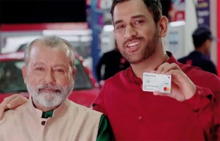 ধোনির বন্ধু তথা ম্যানেজার মিহির দিবাকর জানিয়েছেন, ধোনি আপাতত কোনও ব্র্যান্ড এনডোর্স করবেন না। কোনও রকম সামগ্রী বা প্রসাধনীর বিজ্ঞাপনে তাকে দেখা যাবে না।