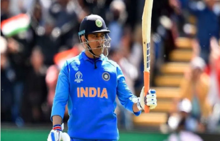 যে কোনো কঠিন পরিস্থিতিতে ক্রিকেট মাঠে নিজেকে শান্ত রেখে ম্যাচ জেতার তালিকায়া মহেন্দ্র সিং ধোনির নামই উঠে আসবে সবার ওপরে। মাথা ঠান্ডা রেখে খেলার মাঠে দারুণ সিদ্ধান্ত নিয়েছেন ধোনি, এমন উদাহরণ রয়েছে ভুরি ভুরি। তবে এগুলো ছাড়াও আরও একটি বিষয় রয়েছে যা এমএস ধোনিকে অন্যান্য খেলোয়াড়দের থেকে অনেক এগিয়ে রাখবে। ৩৯ বছর বয়সি ক্রিকেটর আয়ের দিক থেকে অন্যান্য ক্রিকেটারদের চেয়ে অনেকটাই এগিয়ে।