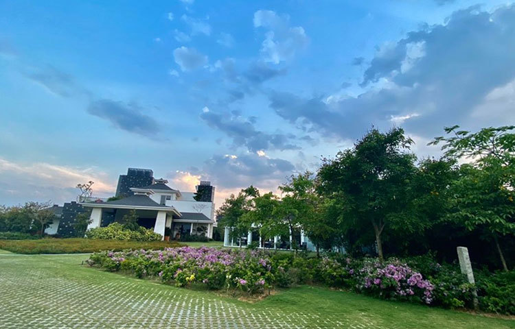 ফার্মহাউসে রয়েছে ধোনির গাড়ি ও বাইকের জন্য আলাদা আলাদা গ্যারাজ।