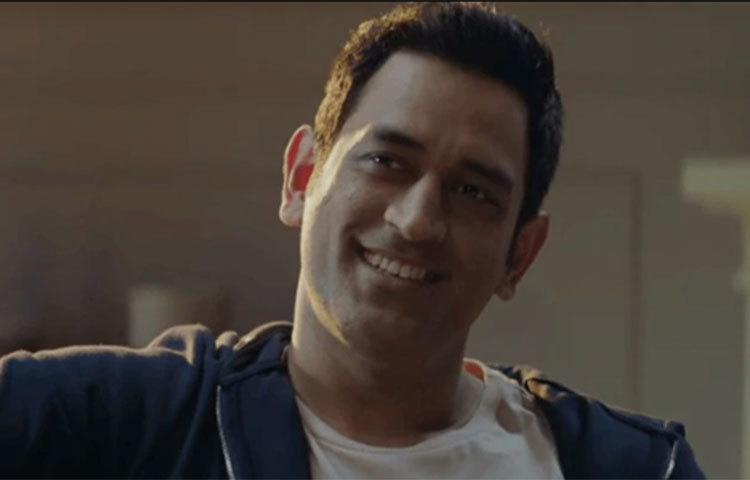 ক্রিকেট থেকে আপাতত দূরে রয়েছেন ধোনি। লকডাউনের পুরো পর্বটাই তিনি কাটিয়েছেন রাঁচিতে নিজের ফার্ম হাউসে। পরিবারের সঙ্গে হেসে-খেলে দিন কাটাচ্ছেন ধোনি।