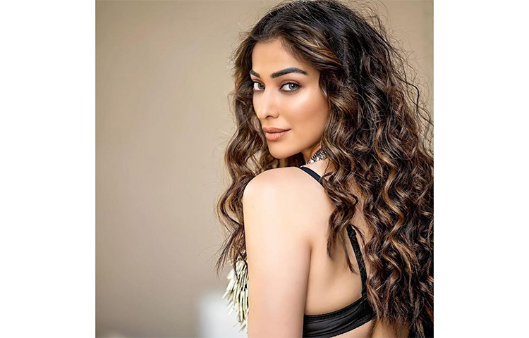 মুগ্ধ নয়না রাই লক্ষ্মী। ছবি: সংগৃহীত