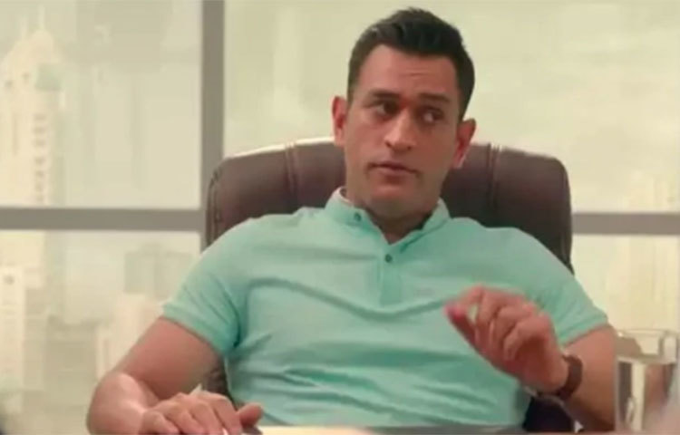 কখনও মেয়েকে নিয়ে বাইক চালাচ্ছেন। কখনও আবার চাষবাস করছেন। এভাবেই দিন কাটছে ধোনির। আর পাঁচজন ক্রিকেটারের মতো সোশ্যাল মিডিয়ায় তিনি তত অ্যাক্টিভ থাকেন না। ধোনি থাকেন নিজের মতো।