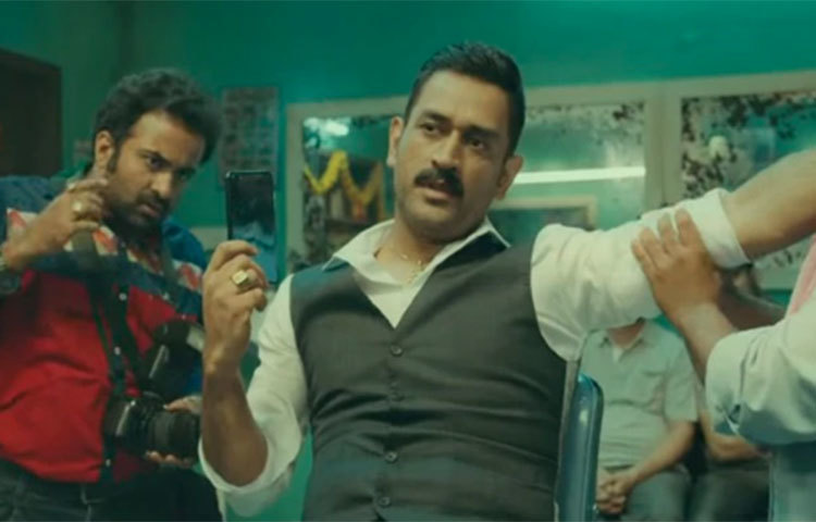 ভারতীয় দলে ধোনির ফেরার সম্ভাবনা কম। এমনই বলছেন অনেকে। এরই মধ্যে বারবার ধোনির অবসর জল্পনা উঠছে। তবে ধোনি সেসবে কান দিচ্ছেন না। তিনি নিজের মতোই সময় কাটাচ্ছেন।