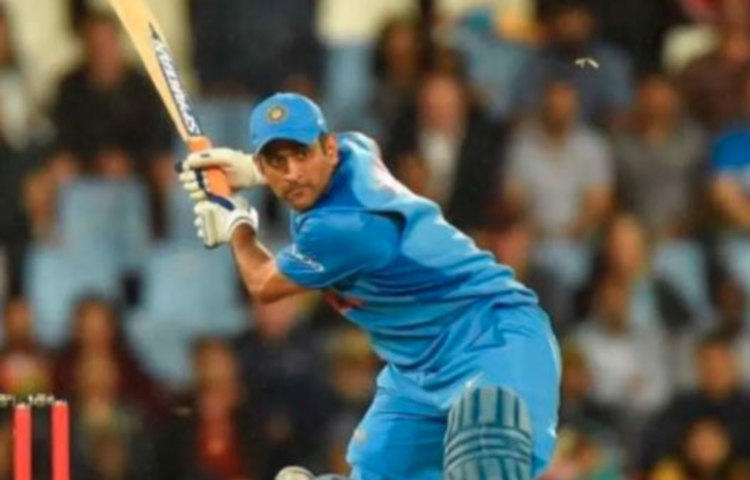 হোটেল ব্যবসার মাধ্যমেও প্রচুর উপার্জন করেন। ঝাড়খণ্ডে ধোনির একটি হোটেল রয়েছে, যার নাম ‘হোটেল মাহি রেসিডেন্সি’। যদিও এর কোনও শাখা নেই।