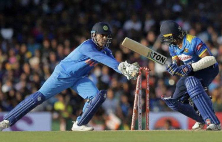 আন্তর্জাতিক ক্রিকেটে সবচেয়ে বেশি স্টাম্পিং-এর রেকর্ডও উইকেটকিপার ধোনির দখলে। মাহি মোট ১২৩টি স্টাম্পিং করেছেন আন্তর্জাতিক ক্যারিয়ারে।