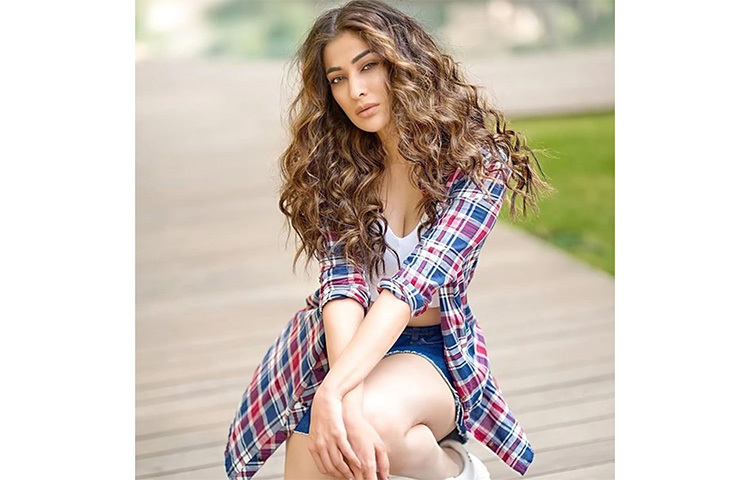 চেক শার্টের বোতাম সামনে পুরোটাই খোলা, রাই লক্ষ্মী দারুণ আকর্ষণীয় দেখা যাচ্ছে। চেক শার্টের বোতাম সামনে পুরোটাই খোলা, রাই লক্ষ্মী দারুণ দেখা যাচ্ছে। ছবি: সংগৃহীত