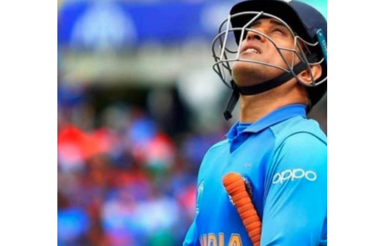 প্রচার: ক্যারিয়ারের প্রথম থেকেই ধোনির অনেক ব্র্যান্ডের প্রচার বা এনডোর্সমেন্টের দায়িত্বে। বর্তমানে তার পেপসি, স্টার, বোস, স্নিকার্স, ভিডিওকন, বুস্ট, ওরিয়েন্ট ইলেক্ট্রিক, নেটমেডসের মতো বিশাল ব্র্যান্ডগুলির সঙ্গে চুক্তি রয়েছে।